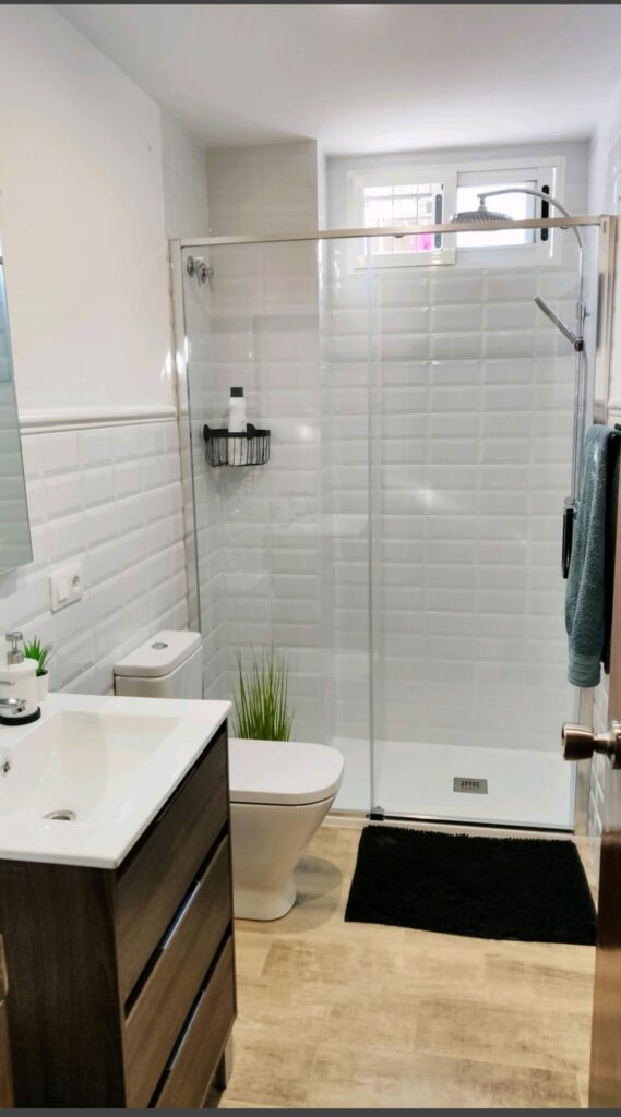 Cuarto de baño con plato de ducha