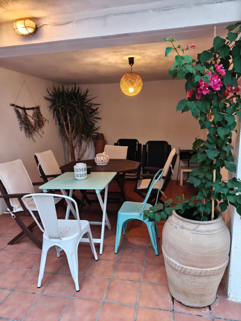 Comedor exterior cubierto en el patio