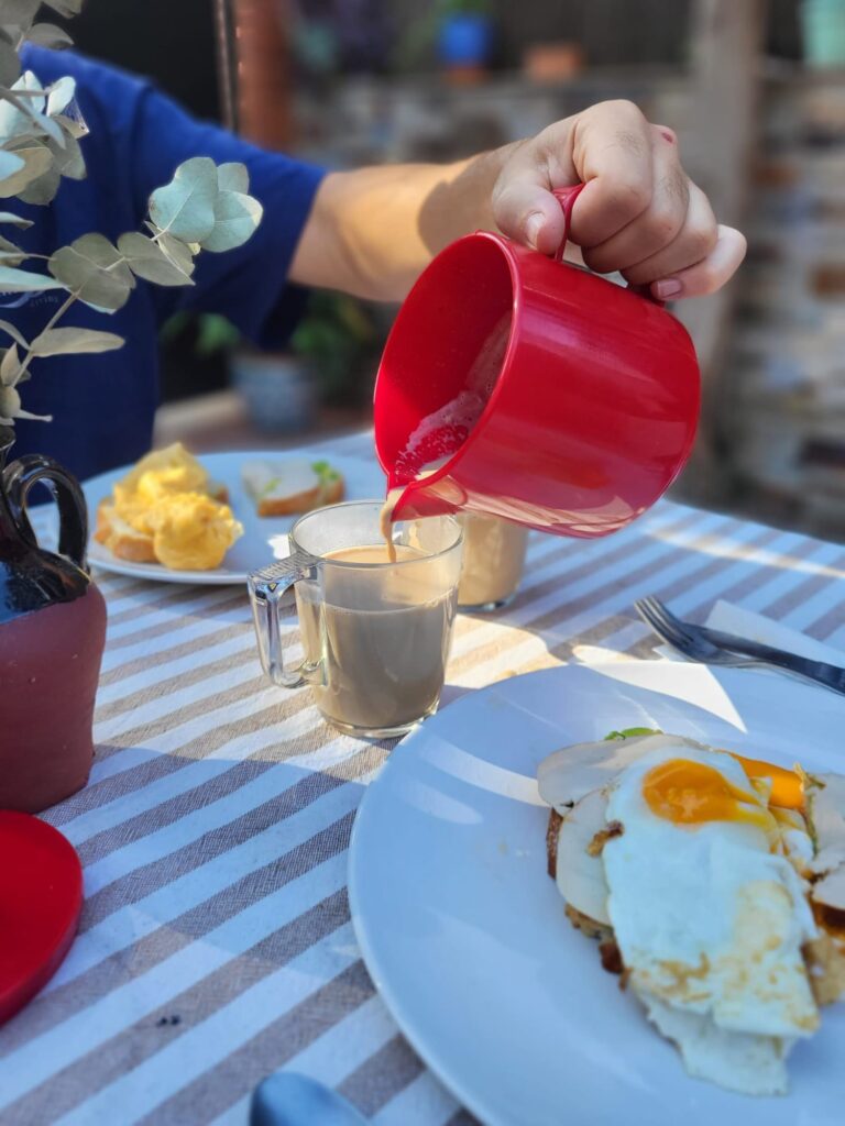 Desayuno de relax en el patio