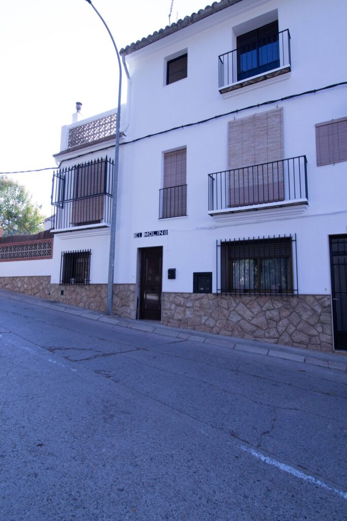Fachada de la vivienda turística El Molino en Navajas