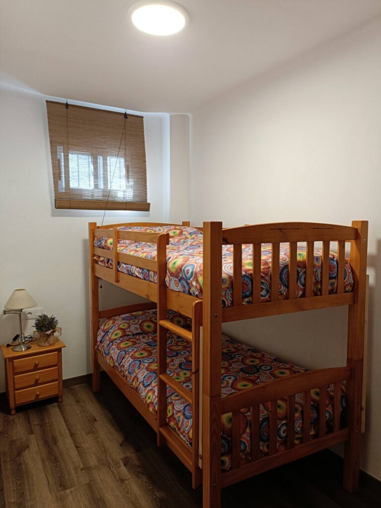 Habitación con litera de camas de 90