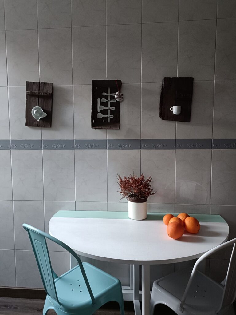 Mesa de la cocina con sillas de colores