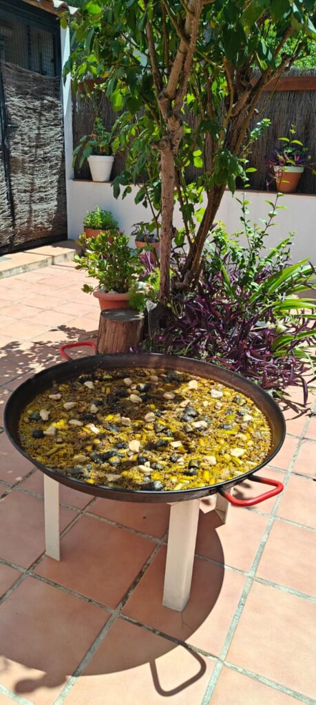 Paella al fuego en el patio