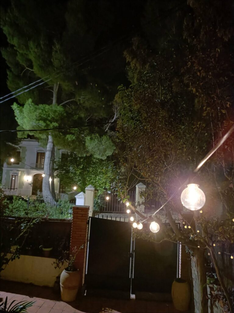 Patio iluminado por la noche
