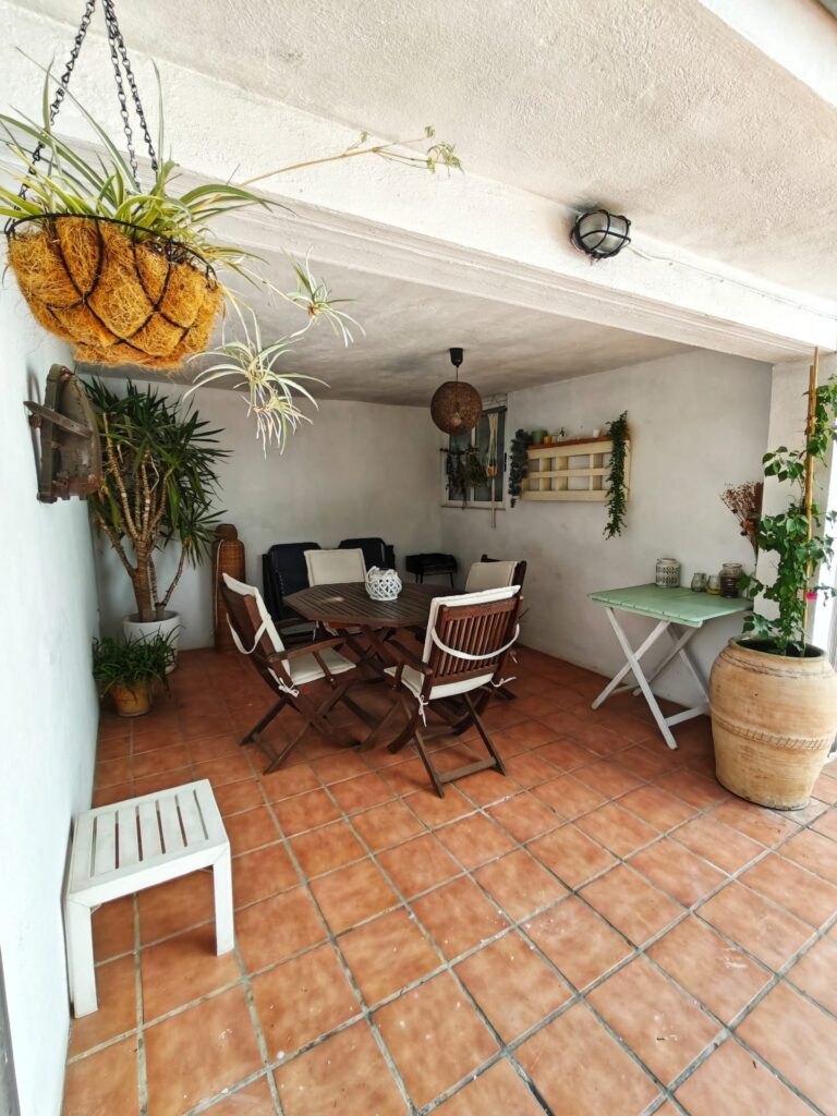 Rincón del patio con plantas colgantes