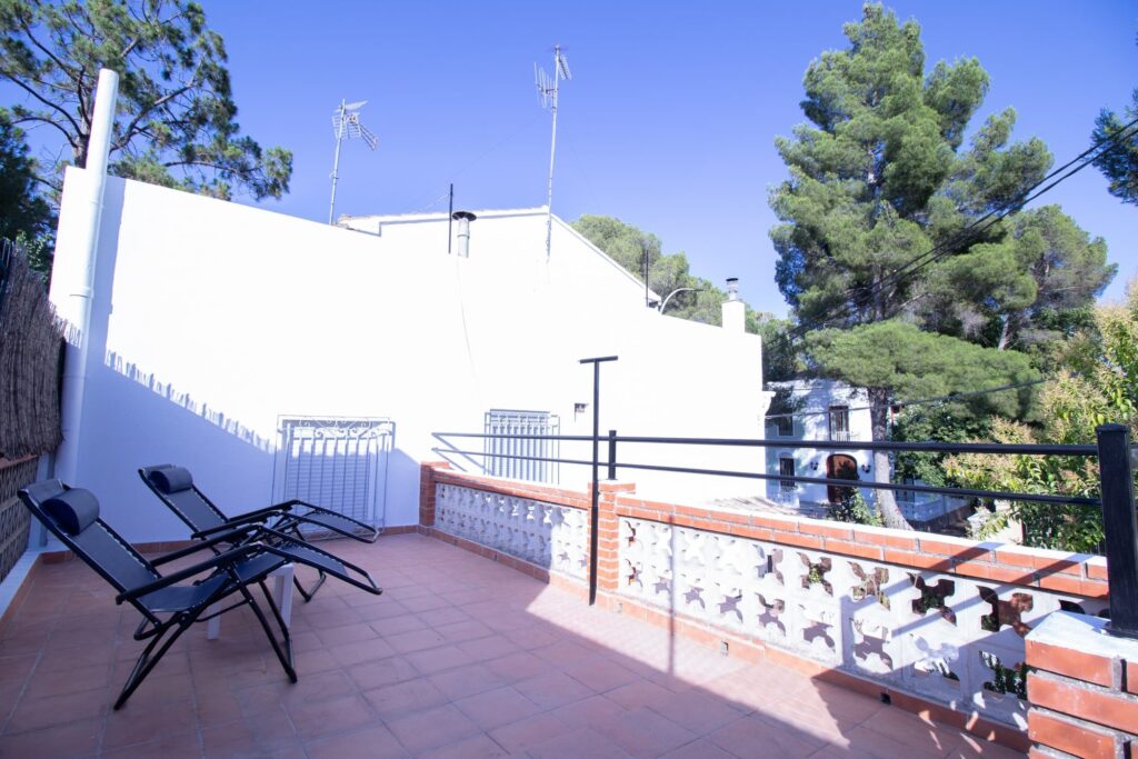 Terraza superior con tumbonas para tomar el sol
